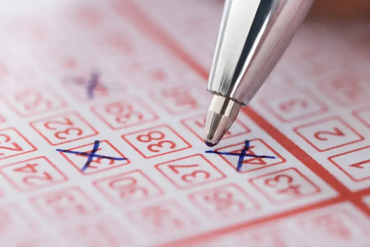 Długopis zaznacza liczby na kuponie. Czy wygrana w Eurojackpot w Polsce jest opodatkowana inaczej niż w Lotto?