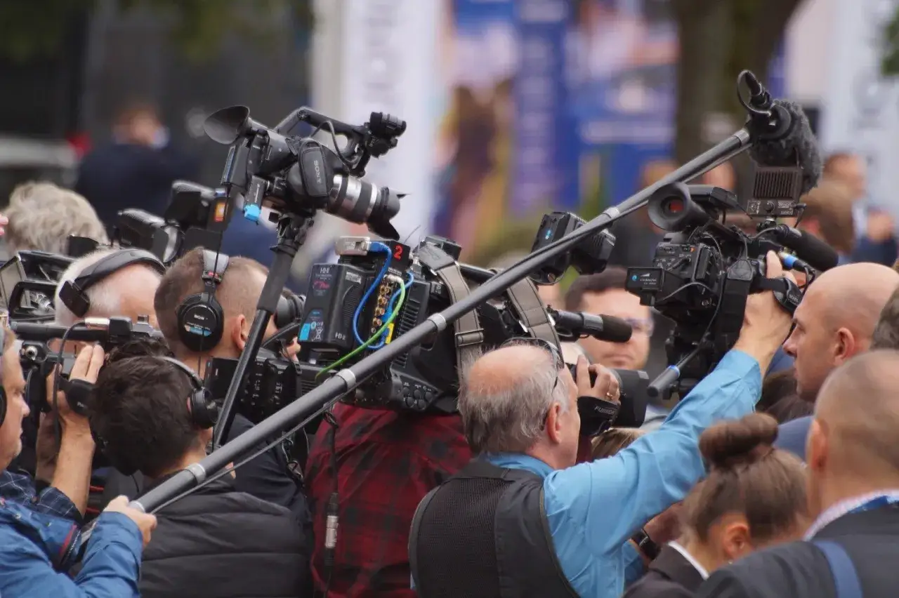 Grupa operatorów z kamerami i mikrofonami. Czy publiczność w studiu dostaje pieniądze za klaskanie i taniec?