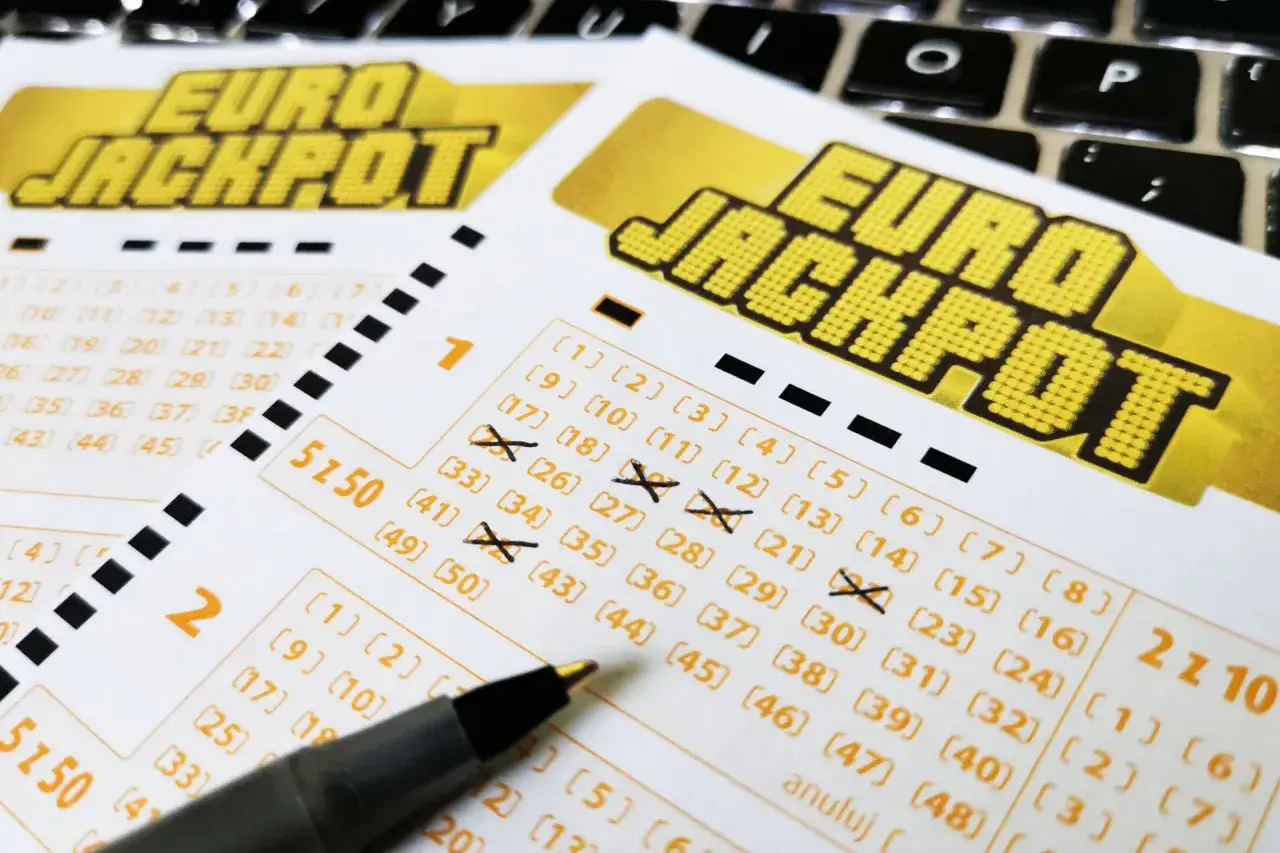 Eurojackpot kupony z zaznaczonymi liczbami. Prawda o rzekomym błędzie systemu w Norwegii, który udawał miliony wygranej, wciąż budzi emocje.