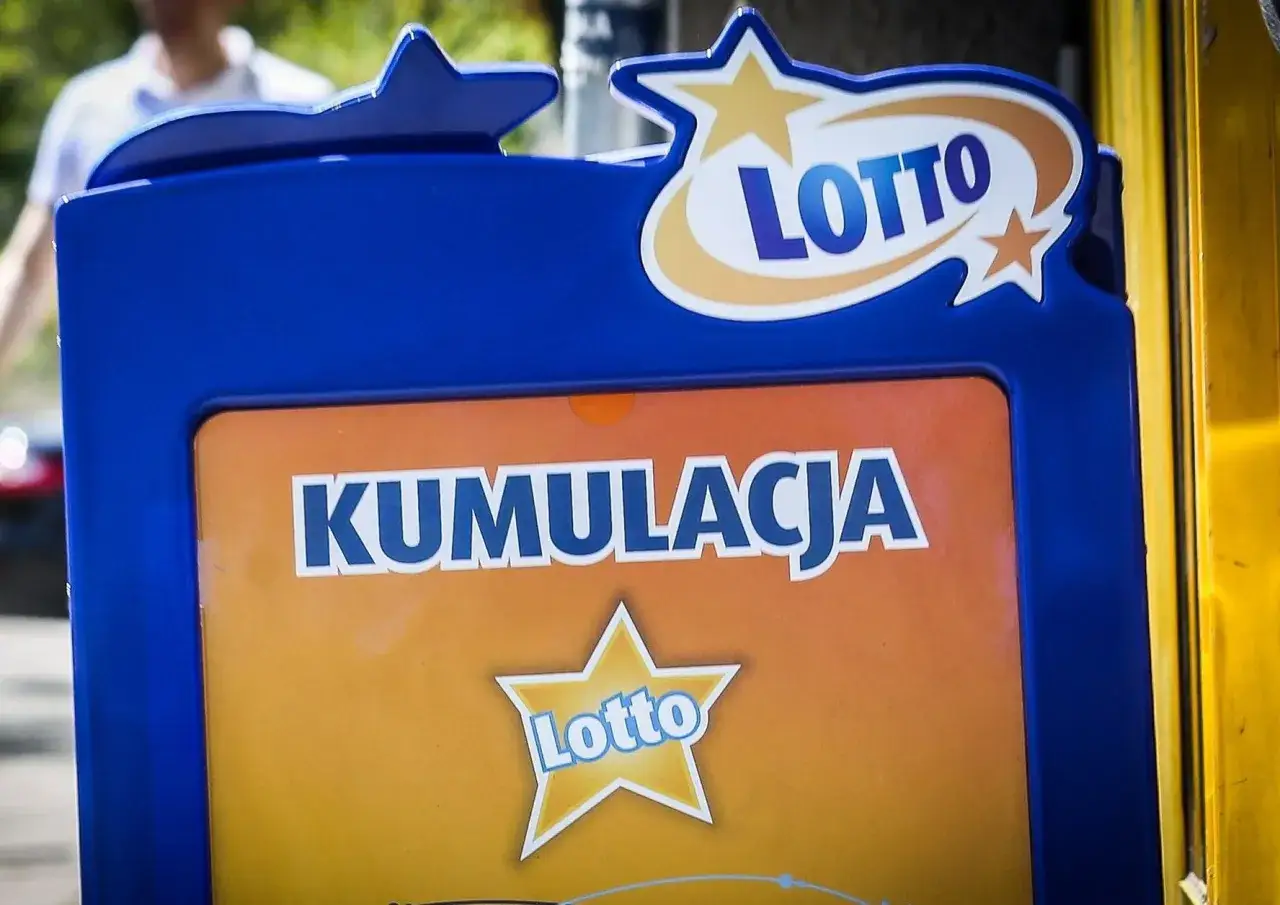 Niebieska maszyna Lotto z napisem 