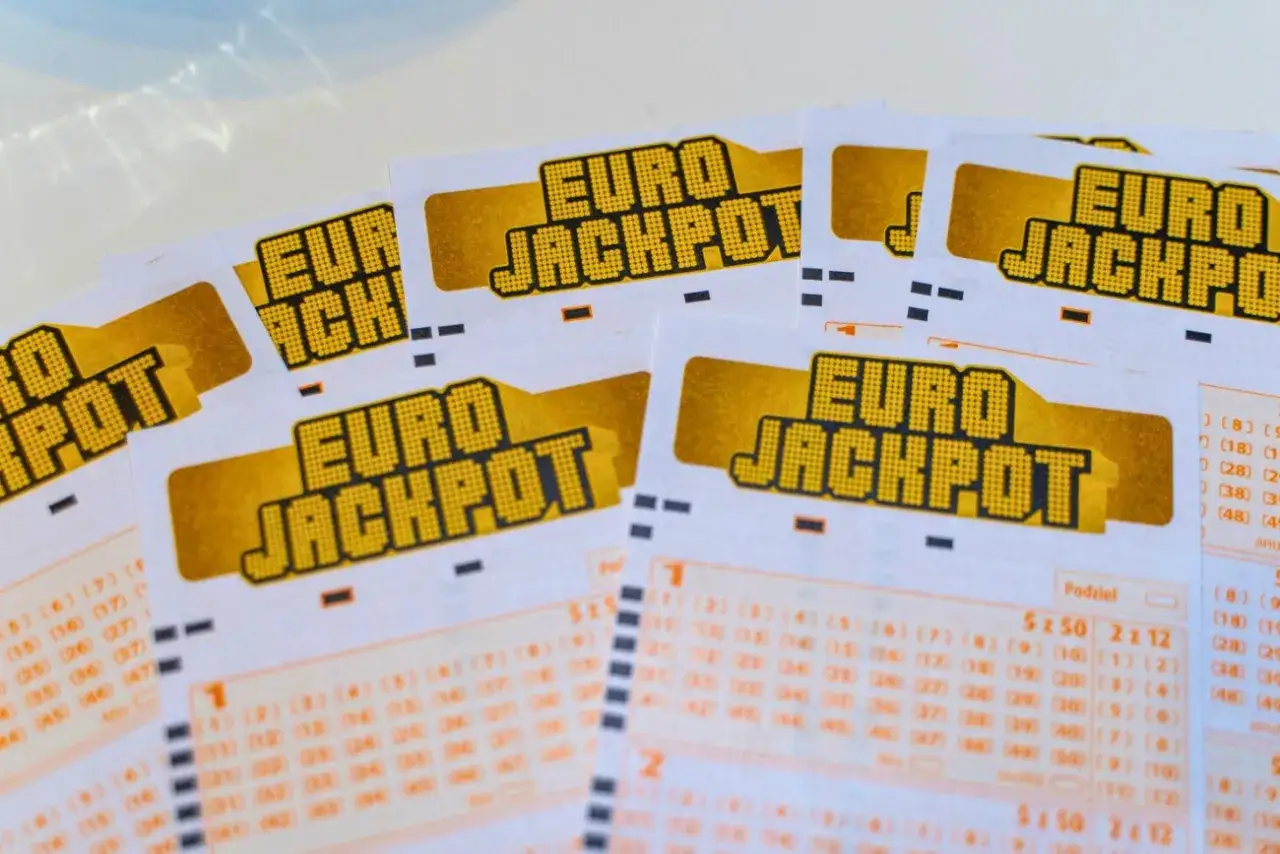 Kupony Eurojackpot leżą jeden na drugim. Zwróć uwagę na największe błędy przy przeliczaniu kursu euro, które zawyżyły wygrane graczy.