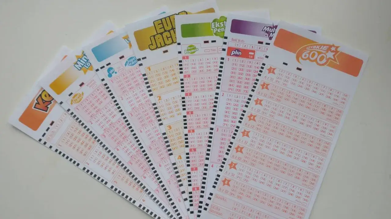Kupony lotto z wieloma polami do wyboru liczb. Multi multi zasady gry widoczne na arkuszach.