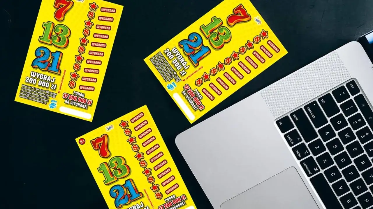 Trzy zdrapki Lotto leżą obok laptopa. Czy można sprawdzić w internecie ile głównych wygranych zostało w obiegu?