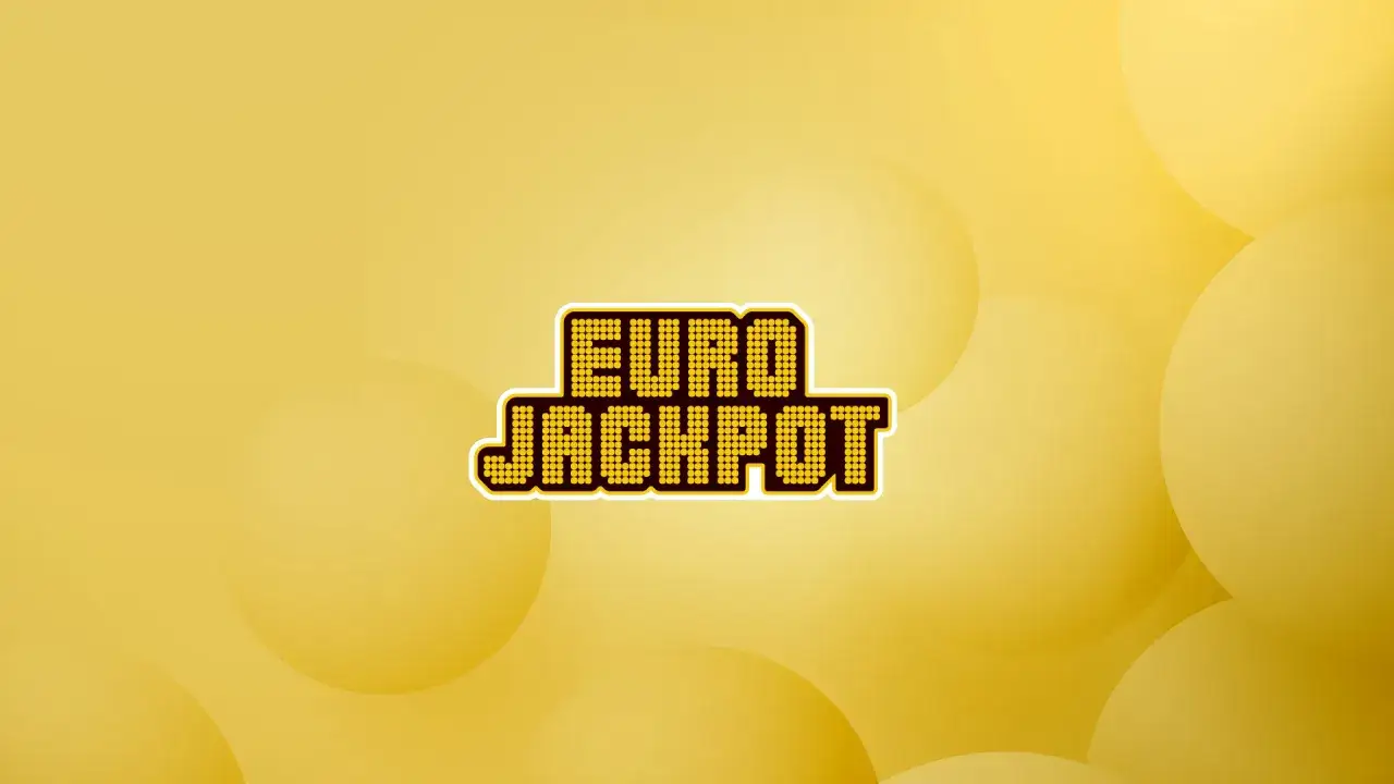 Logo Eurojackpot na żółtym tle. Fani zastanawiają się, dlaczego losowania są nagrywane wcześniej.