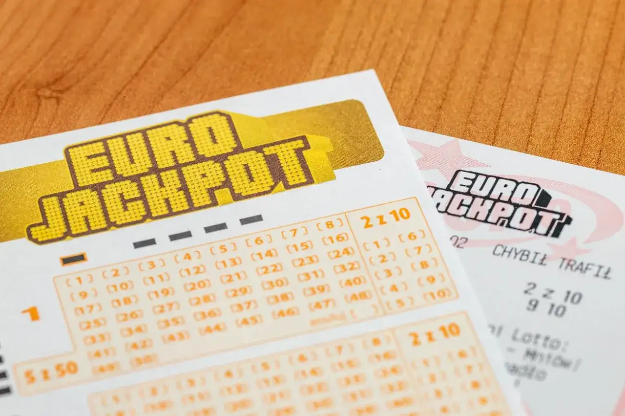Kupony Eurojackpot na drewnianym blacie. Czy maszyny losujące w Helsinkach można zaprogramować pod konkretne kraje?