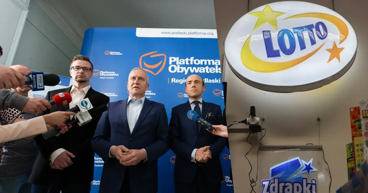 Dlaczego zwycięzcy wielkich kwot w zdrapkach boją się publikować zdjęcia? Politycy Platformy Obywatelskiej przed mikrofonami, obok logo LOTTO i zdrapek.