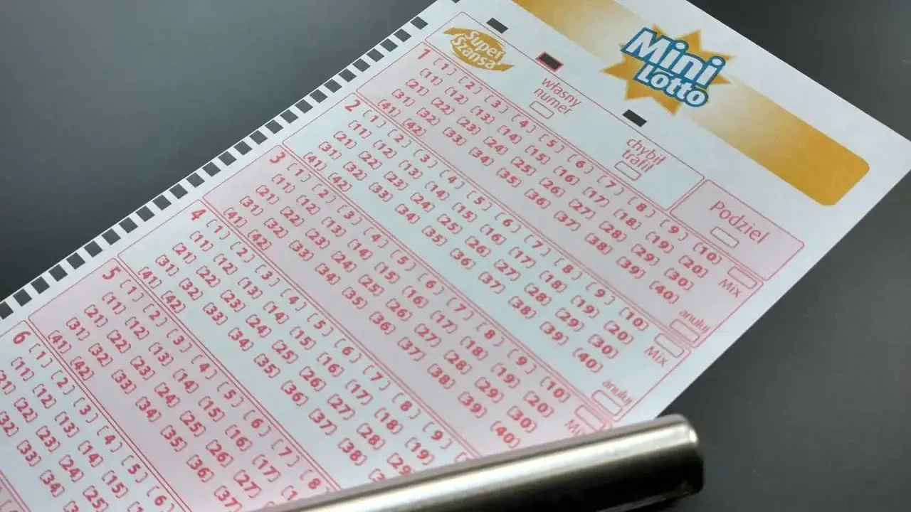 Kupon Mini Lotto z zaznaczonymi polami do wyboru liczb. Czy to będą wyniki wygrane w mini lotto?