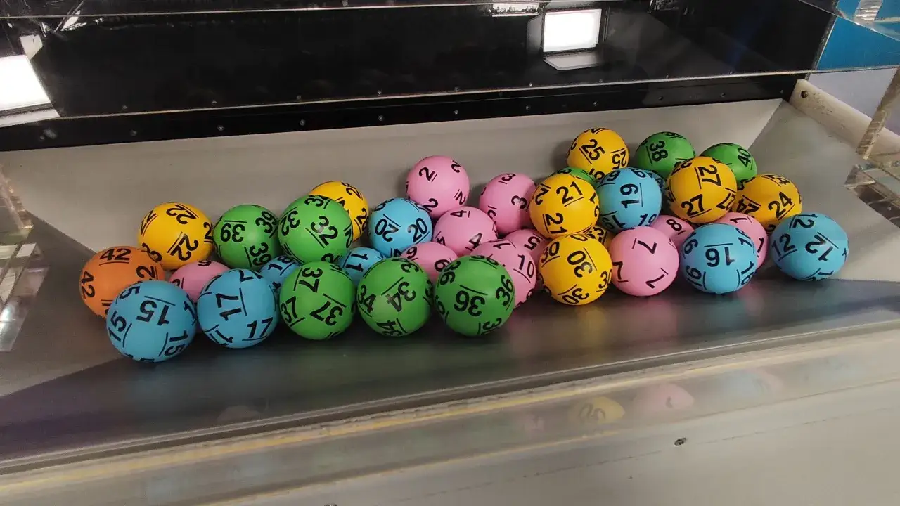 Kolorowe kulki do losowań lotto, z numerami, czekają na swój moment. Odkryj sekrety produkcji losowań lotto na żywo, czego nie widzą widzowie.