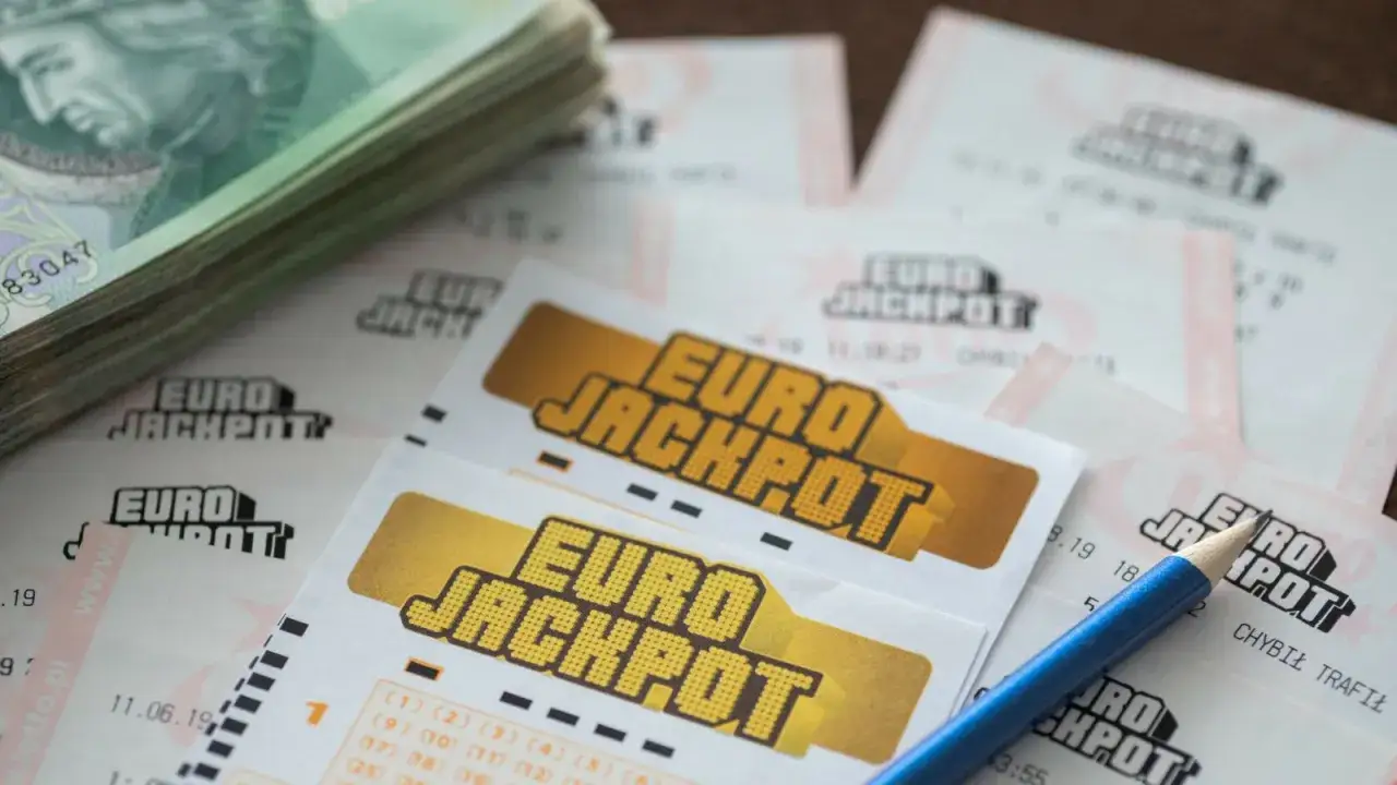 Kupony Eurojackpot i stos banknotów. Unikaj największych błędów przy przeliczaniu kursu euro, by nie zawyżyć wygranych graczy.