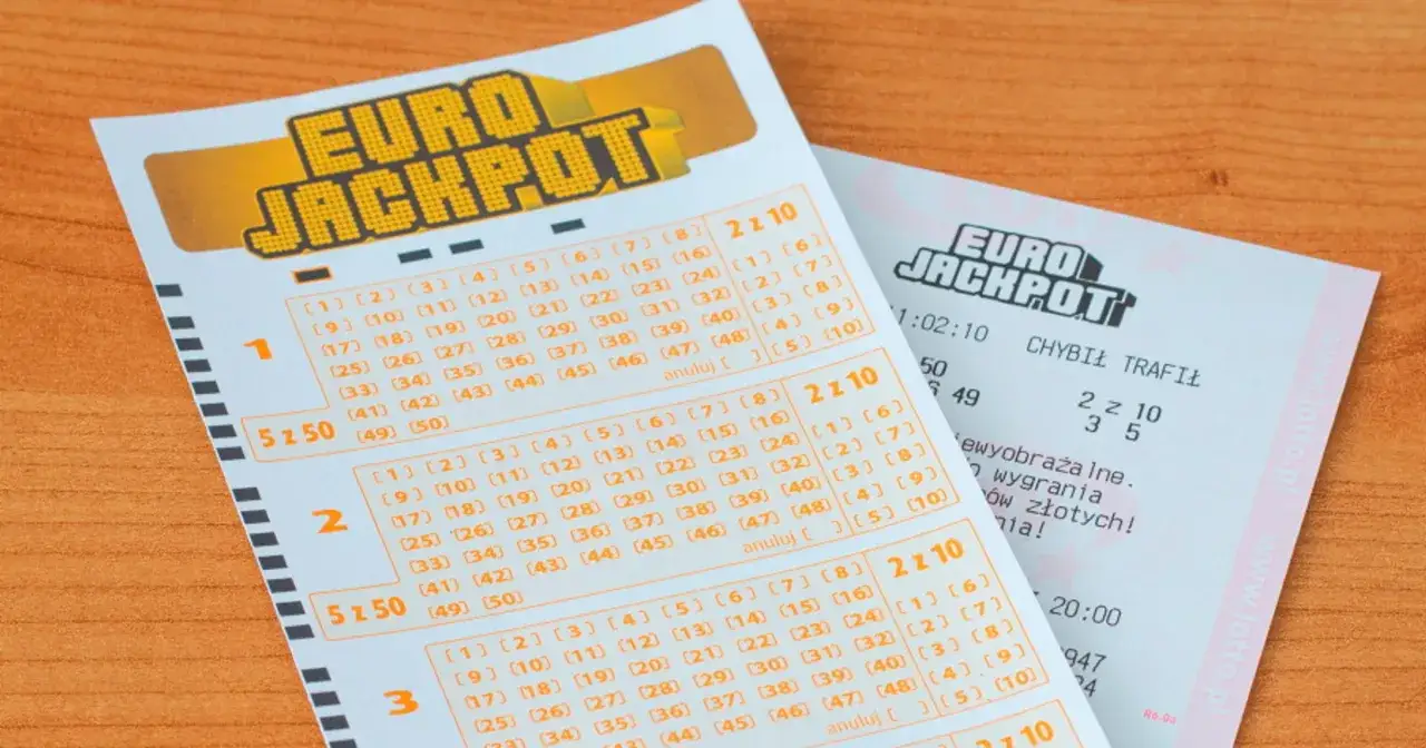 Kupony Eurojackpot na drewnianym tle. Czy wygrana w eurojackpot w piątek trzynastego przynosi pecha w życiu?