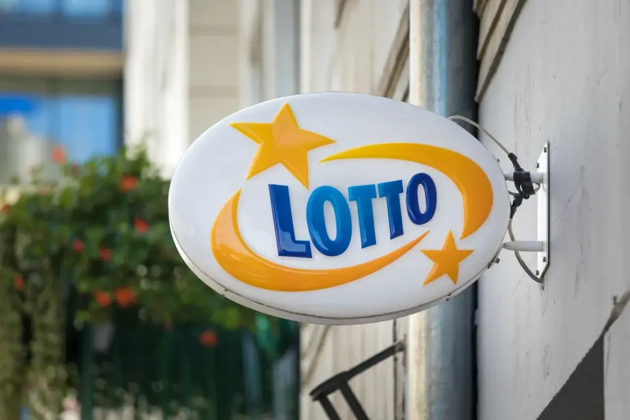 Znak LOTTO. Zastanawiasz się, dlaczego zwycięzcy wielkich kwot w zdrapkach boją się publikować zdjęcia?