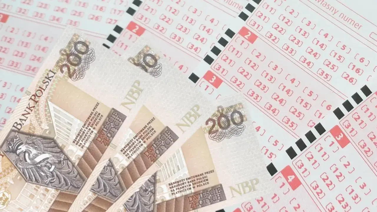 Pieniądze i kupony lotto. Zastanawiasz się, gdzie odebrać wygraną w lotto? Może właśnie te banknoty to Twój szczęśliwy los!