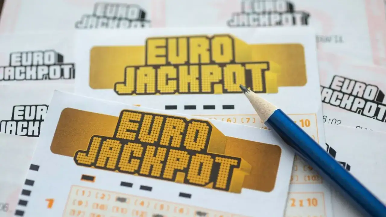 Koniec kumulacji Eurojackpot na 120 milionach euro. Ołówek leży na kuponach lotto, gotowy do zaznaczenia liczb.