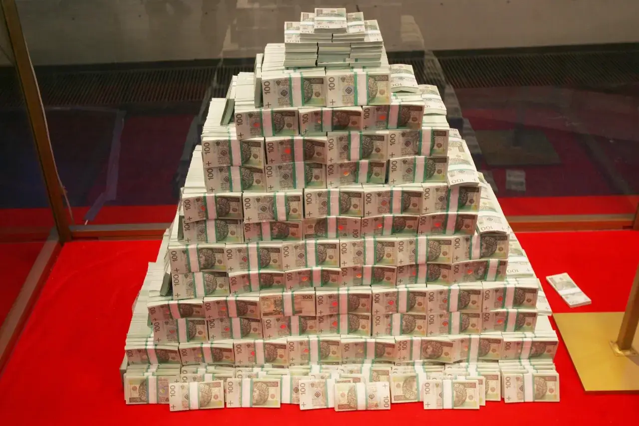 Góra pieniędzy z banknotów 100 zł. Czy to właśnie tyle zostało ze zwycięzcy rekordowych 213 milionów z powiatu krotoszyńskiego?
