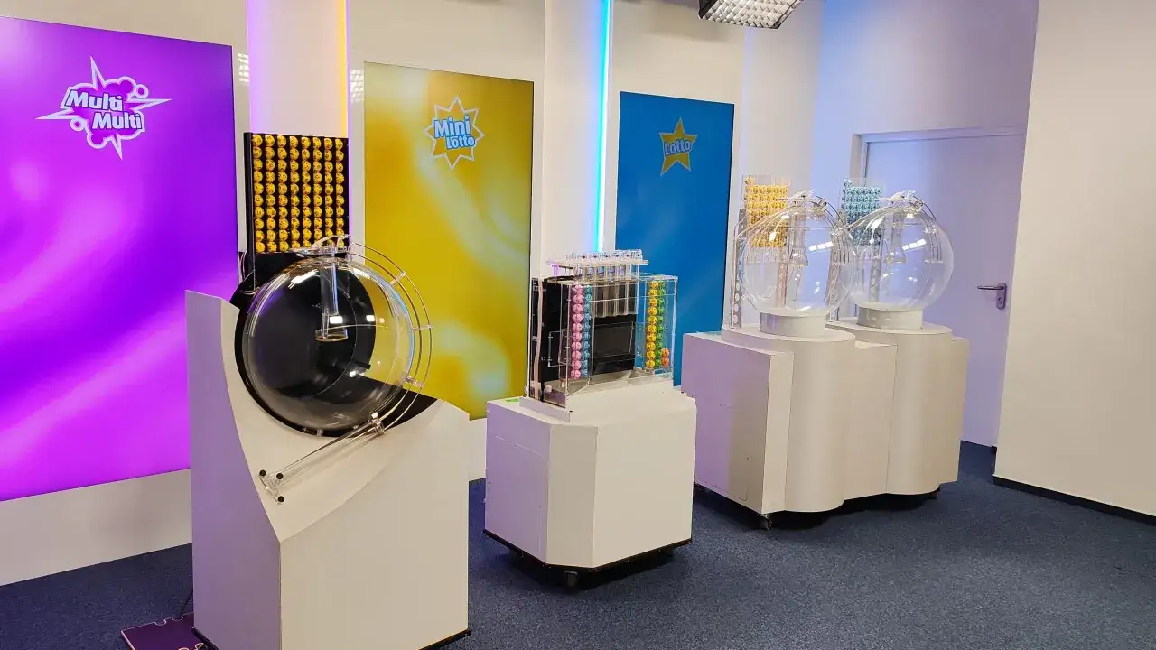 Kulisy produkcji losowań lotto na żywo: maszyny losujące, kule i tła z logo gier.