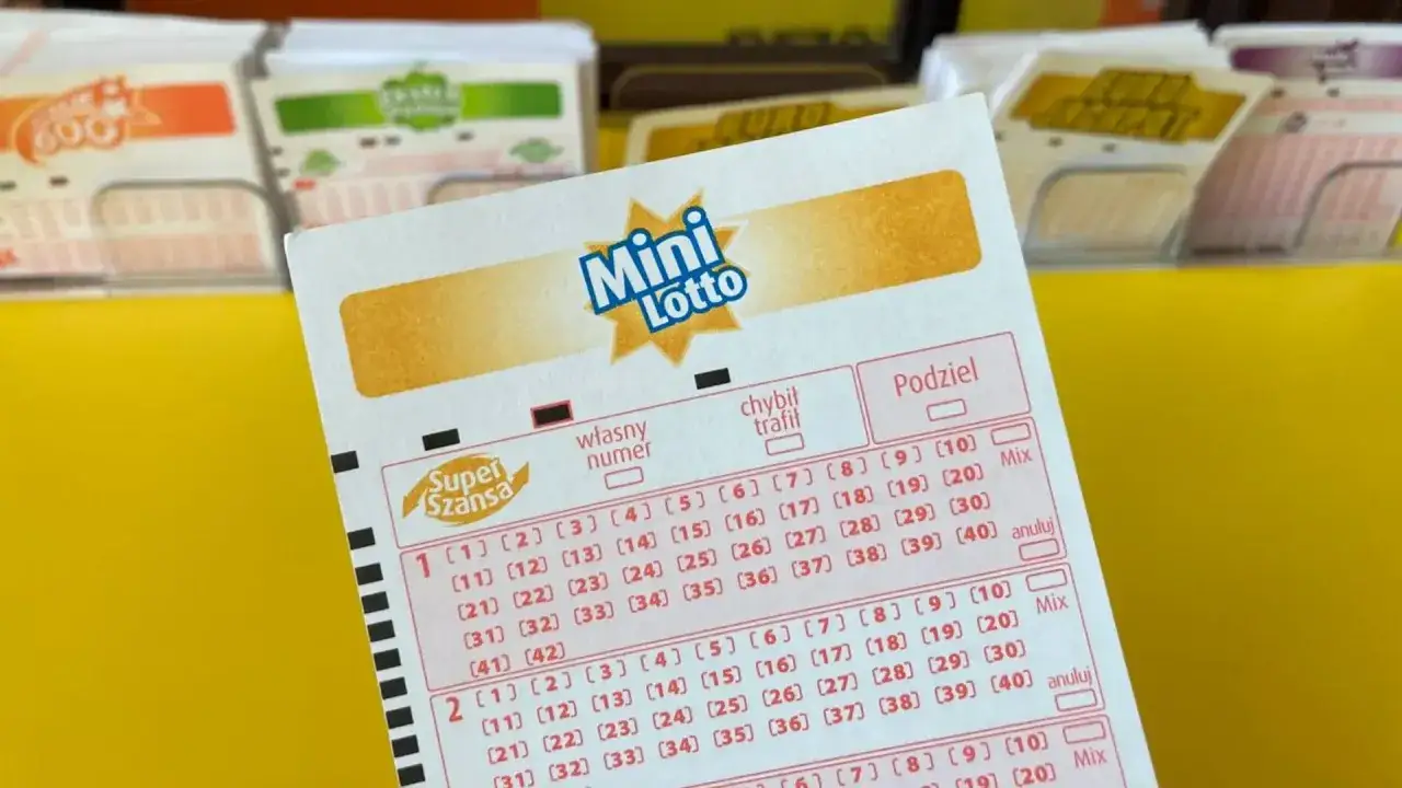 Kupon Mini Lotto w ręku, przypominający o najgorszych historiach osób, które zgubiły zwycięski kupon wart miliony euro.