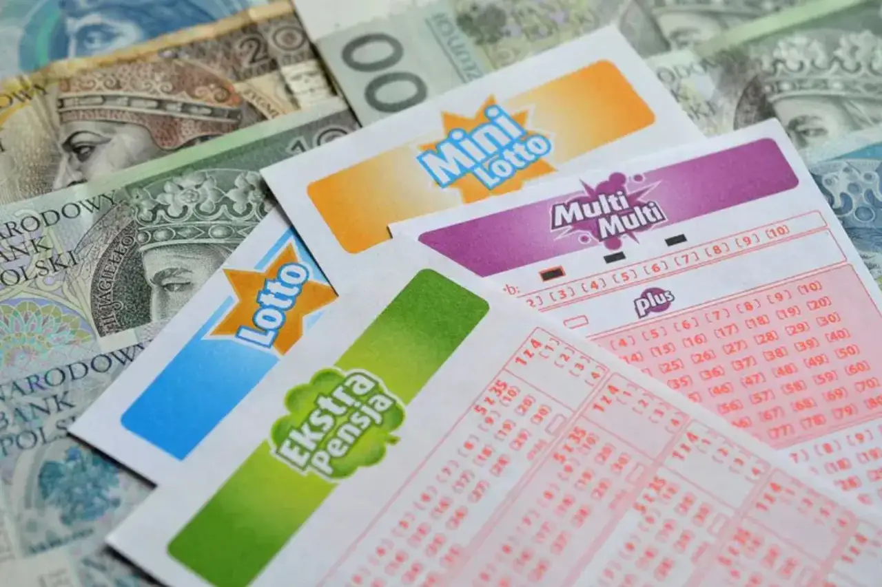 Kiedy nikt nie zgłasza się po wielką wygraną, Totalizator Sportowy czeka. Na zdjęciu polskie banknoty i kupony Lotto, Mini Lotto, Multi Multi i Ekstra Pensja.