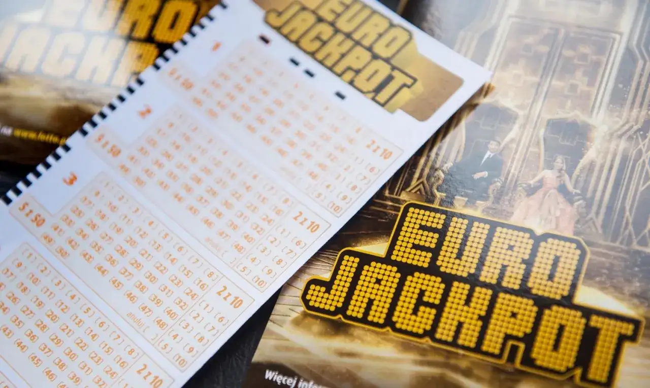 Losy zwycięzcy rekordowych 213 milionów z powiatu krotoszyńskiego? Na zdjęciu kupony Eurojackpot i grafika z parą na tronach.