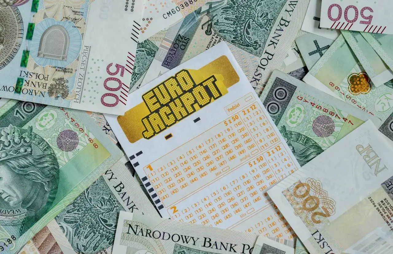 Eurojackpot na tle polskich banknotów. Czy maszyny losujące w Helsinkach można zaprogramować pod konkretne kraje?