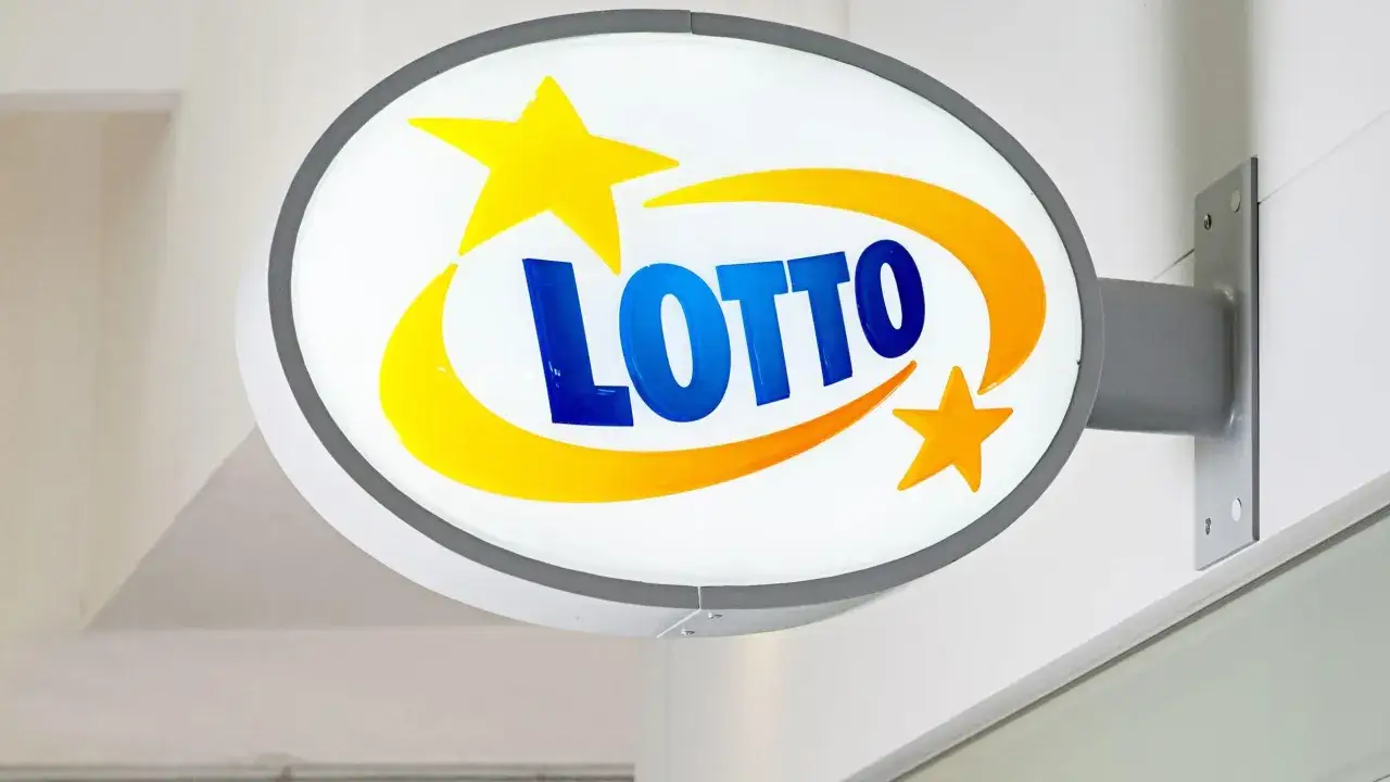 Podświetlany szyld LOTTO z gwiazdkami i łukami. Czy to tam rodzą się najdziwniejsze teorie spiskowe o tym dlaczego kumulacje rosną w weekendy?