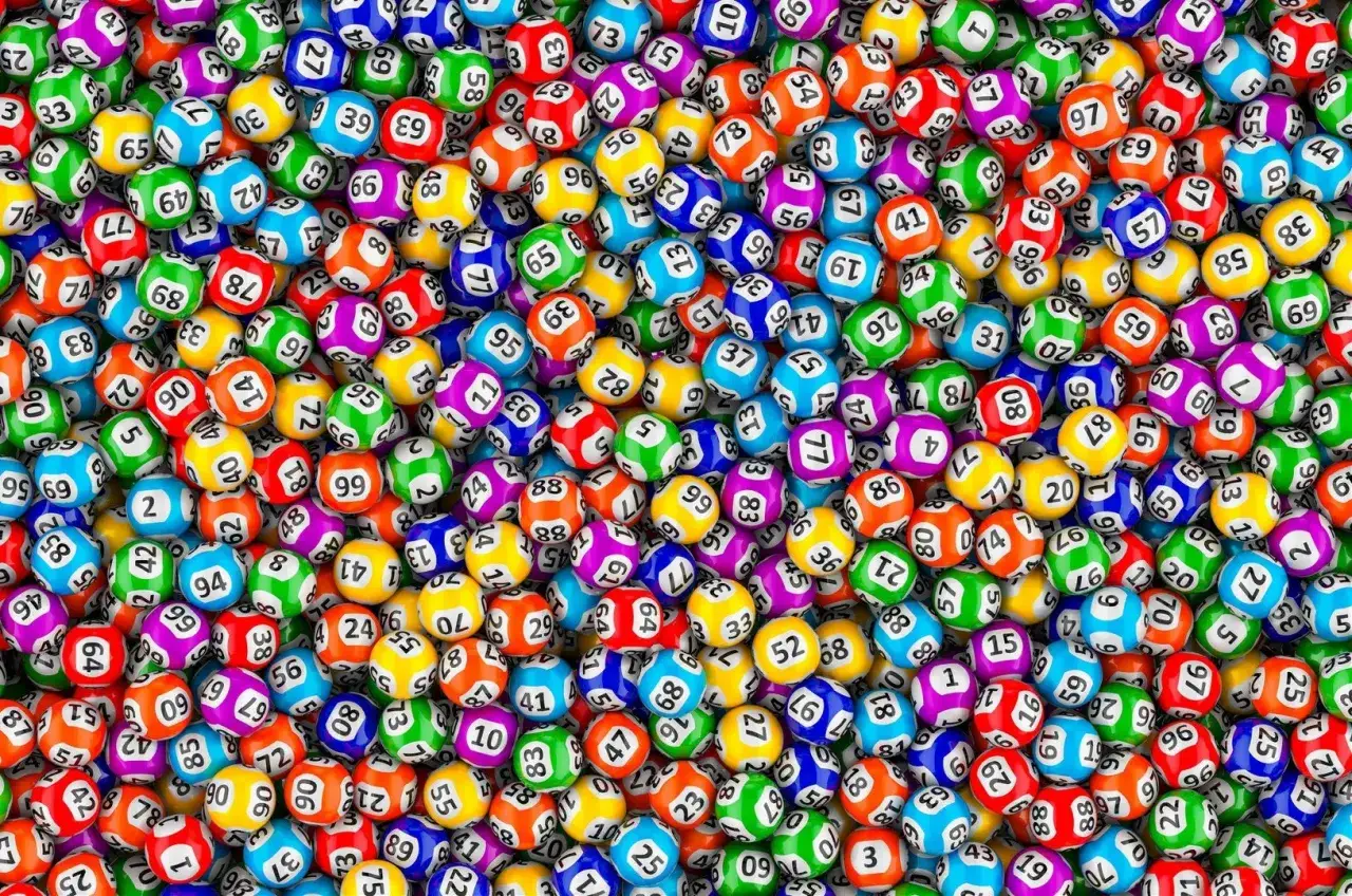 Kolorowe kulki do gry w lotto, gdzie padły wygrane.
