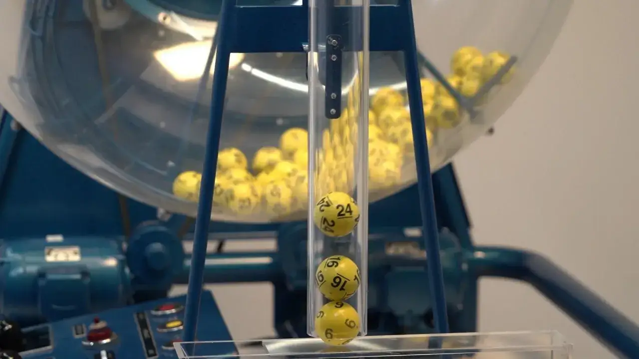 Prawda o algorytmach AI: maszyna losująca Eurojackpot z kulami 24, 16, 9. Żadne AI nie przewidzi wyników.