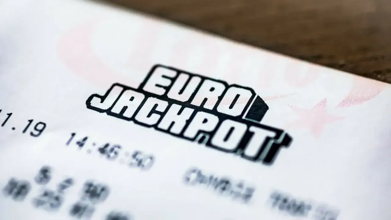 Los, czy wygraną w eurojackpot można odebrać w innym kraju? Na kuponie widnieje logo gry i data.
