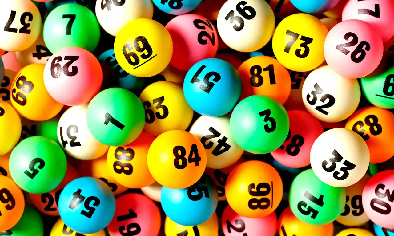 Kolorowe kulki do gry w lotto z numerami. Czy system lotto online jest bezpieczniejszy od papierowych kuponów?