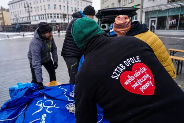 Wolontariusze WOŚP przygotowują się do akcji. Na czarnej bluzie widnieje napis "SZTAB OPOLE wielka orkiestra świątecznej pomocy", co może być powodem, dlaczego fani domagają się powrotu starego formatu i orkiestry na żywo.