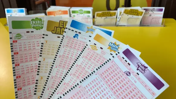Kaskada gra online? Na stole leżą kupony lotto: Ekstra Pensja, Euro Jackpot, Mini Lotto, Multi Multi.