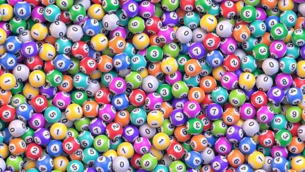 Kolorowe kulki do gry w bingo, każda z numerem, tworzą gęsty stos. Wyobraź sobie, kiedy wyniki lotto!