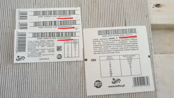 Prawda o kodach na zdrapkach Lotto: czy cyfry pod kodem kreskowym zdradzają wygraną? Analiza kuponów i tabeli wygranych.