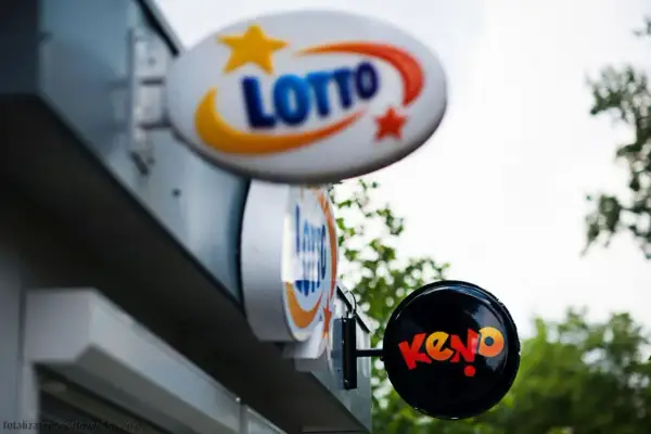 Kaskada wyników sprawdzanych na tablicach Lotto i Keno.