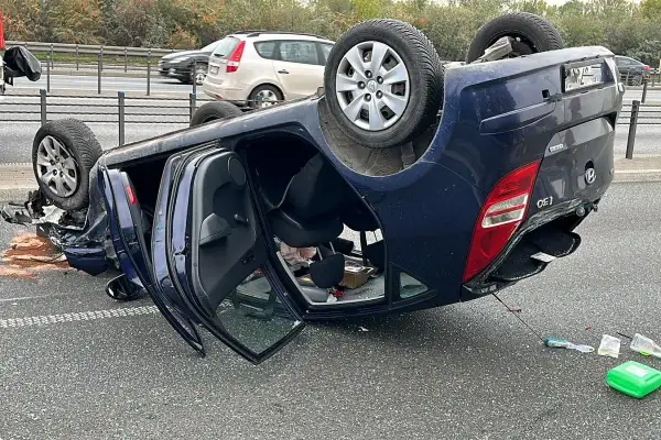 Wypadek drogowy. Auto leży na dachu, drzwi otwarte. Może to wyjaśnia, dlaczego w Polsce nie ma zdrapek z nagrodami rzeczowymi jak samochody.