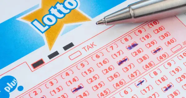 Długopis zaznacza liczby na kuponie Lotto. Czy to będzie szczęśliwy los?