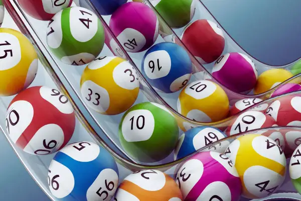 Kolorowe kule lotto wpadają do maszyny. Czy nagroda w loterii pożyczkowej jest zwolniona z podatku od wzbogacenia?