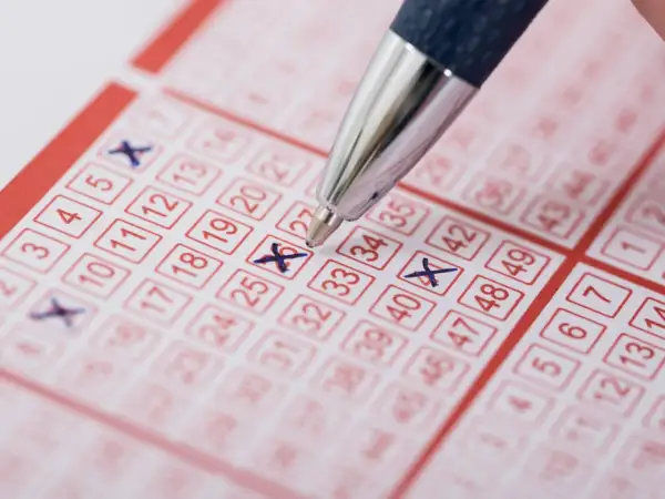 Długopis zaznacza liczby na kuponie lotto, nadzieja na multi multi wyniki wygrane.