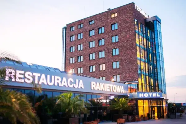 Hotel i restauracja Rakietowa. Czy uczestnicy muszą sami płacić za hotel i dojazd na nagrania w Warszawie?