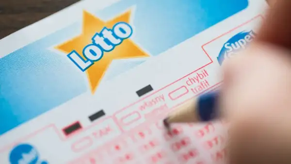 Długopis zaznacza opcję na kuponie Lotto. Zastanawiasz się, ile wynosi opłata za jeden zakład prosty w mini lotto?